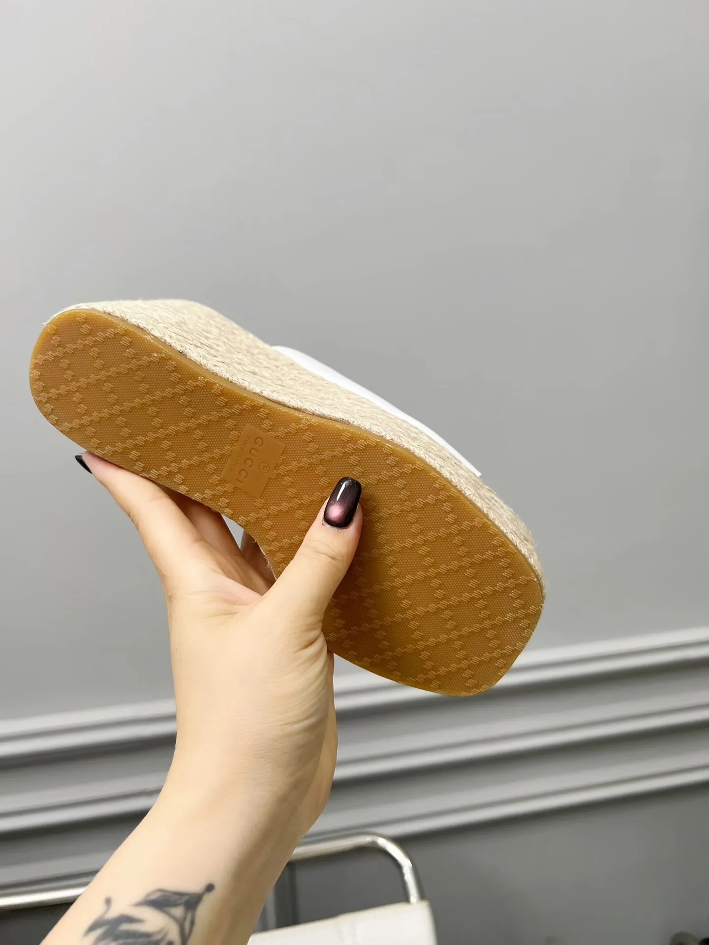 👟👟Ex-factory price 460👟👟 Gucci’s new slippers, fashionable, high-end and full of personality✅ Very stable, comfortable and durable for daily use, convenient and unique for daily matching, a must-have classic for summer, the upper is made of GUCCI brand stitching Fabric: cowhide Lining/feet: sheepskin Platform height: 11cm Color: black, white, brown, burgundy, pink Code number: 35-42 (41 and 42 need to be customized) Packaging: Comes with cloth bag and card.